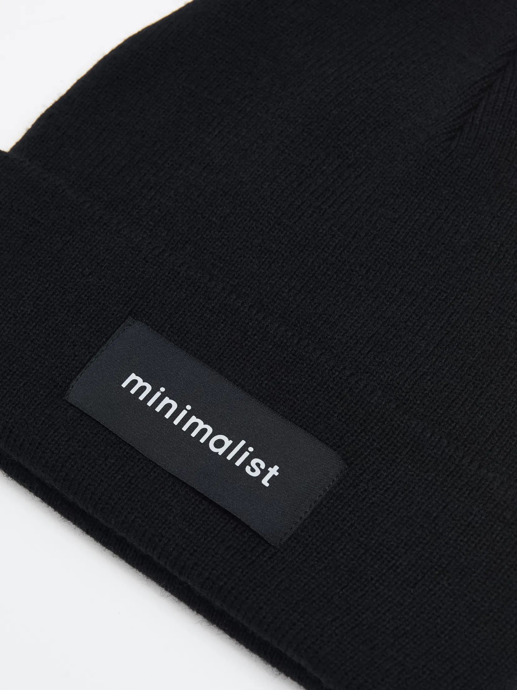 Outlet Czarna czapka beanie z naszywką Czapki