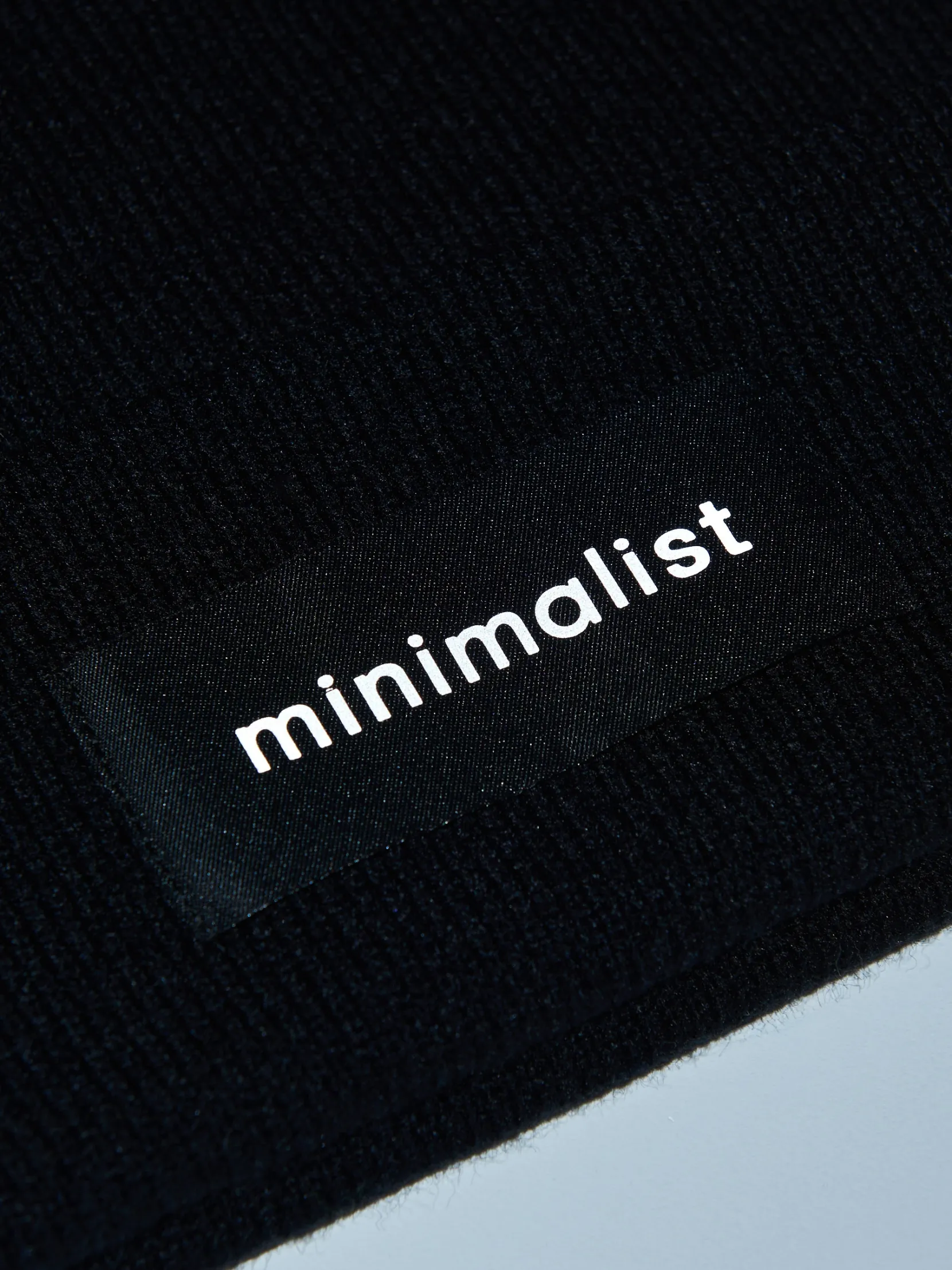 Outlet Czarna czapka beanie z naszywką Czapki