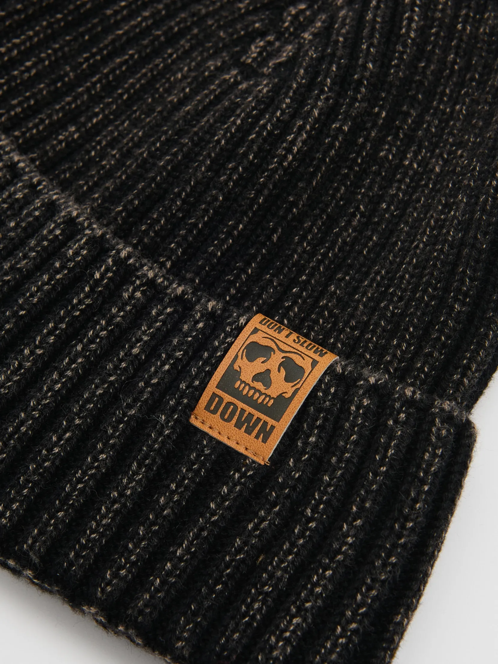 Discount Czarna czapka beanie z naszywką Czapki