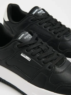 Hot Czarne sneakersy z białymi elementami Sneakersy