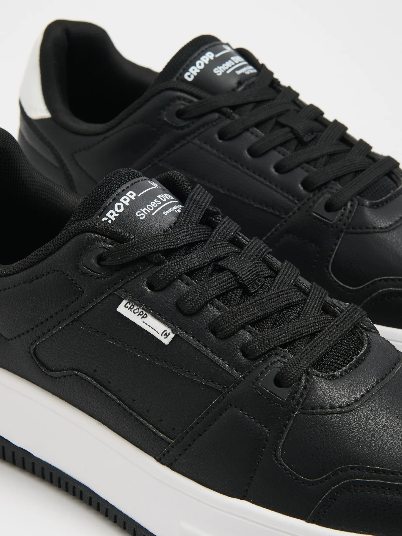 Hot Czarne sneakersy z białymi elementami Sneakersy