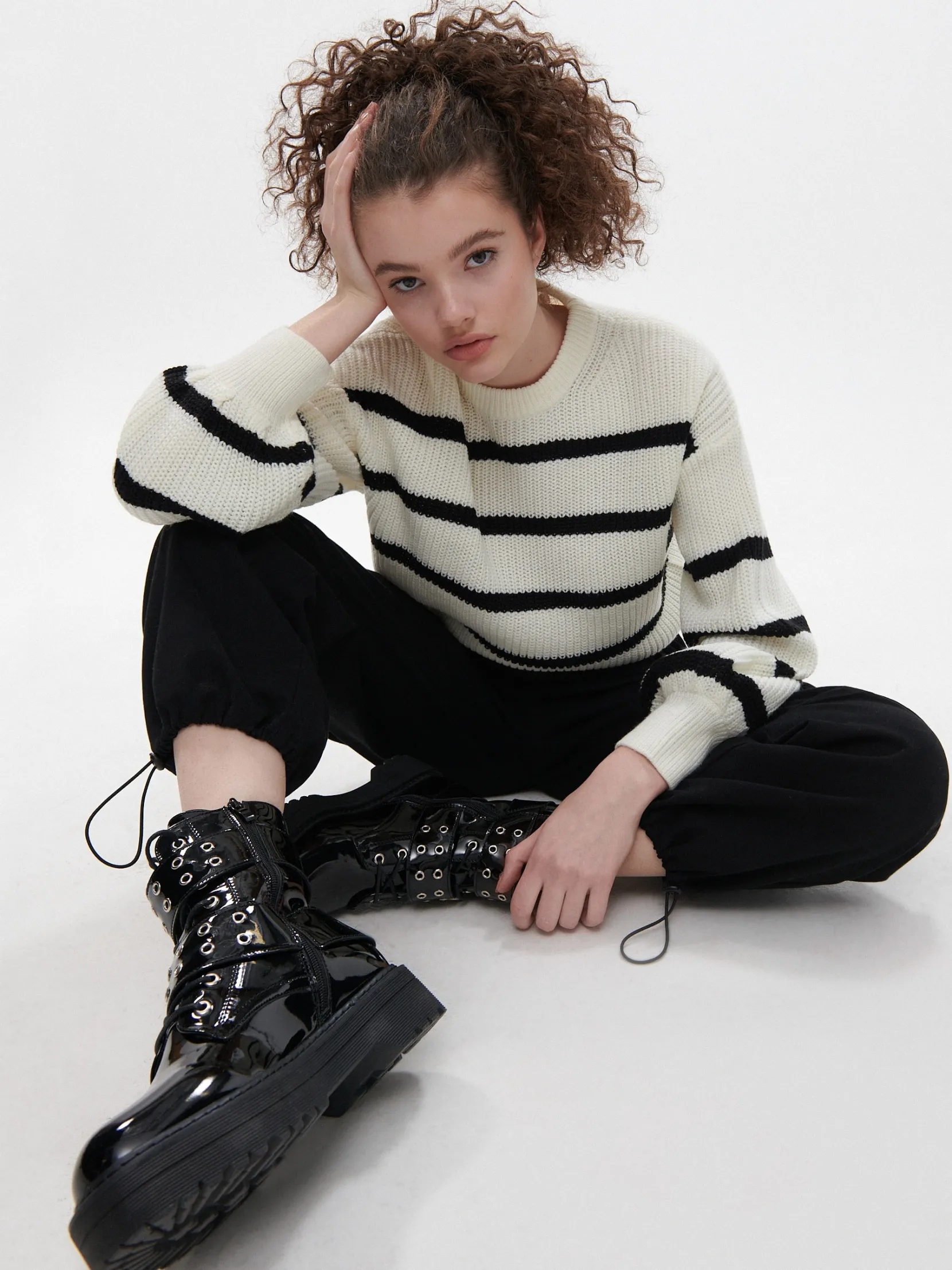 Sale Sweter w czarne paski Swetry